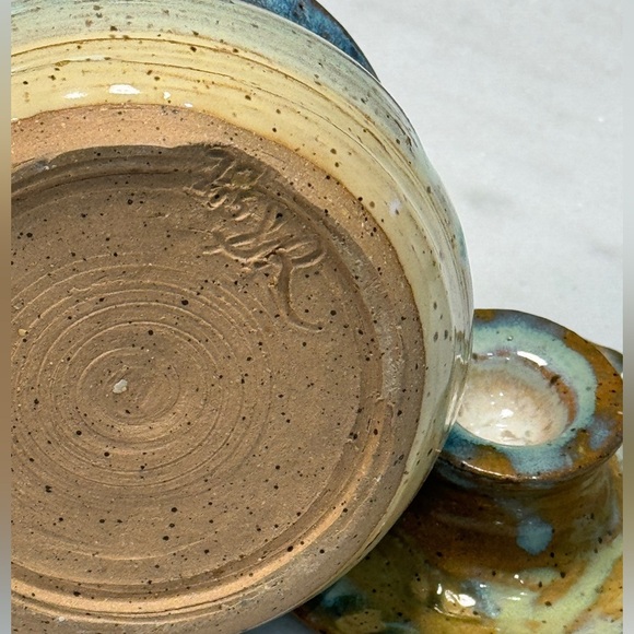 Studio Pottery Jar with Lid Signed. - Picture 6 of 8